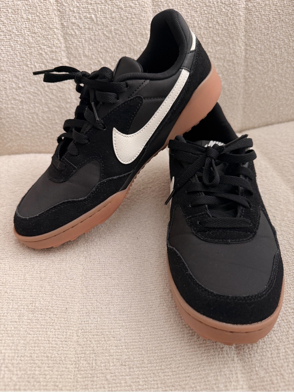 Nike Terra manta suede Black Sneakers with White Swoosh and Gum Sole Sz 9w